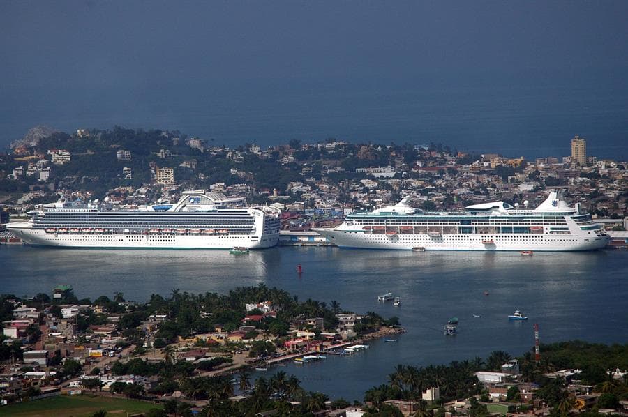 <b>4. Sinaloa: </b>En este estado, el crimen violento está muy expandido, según el Departamento de Estado de EEUU. "Las organizaciones criminales tienen su sede y operan en el estado de Sinaloa", detalló el DOS. Para los funcionarios del gobierno estadounidense, la recomendación es de llegar a Mazatlán solo por aire o mar y una vez en la ciudad limitarse solo a la llamada 'Zona Dorada' y el centro histórico. También deben abstenerse de irse más allá de la ciudad y el puerto en Los Mochis y Topolobampo.