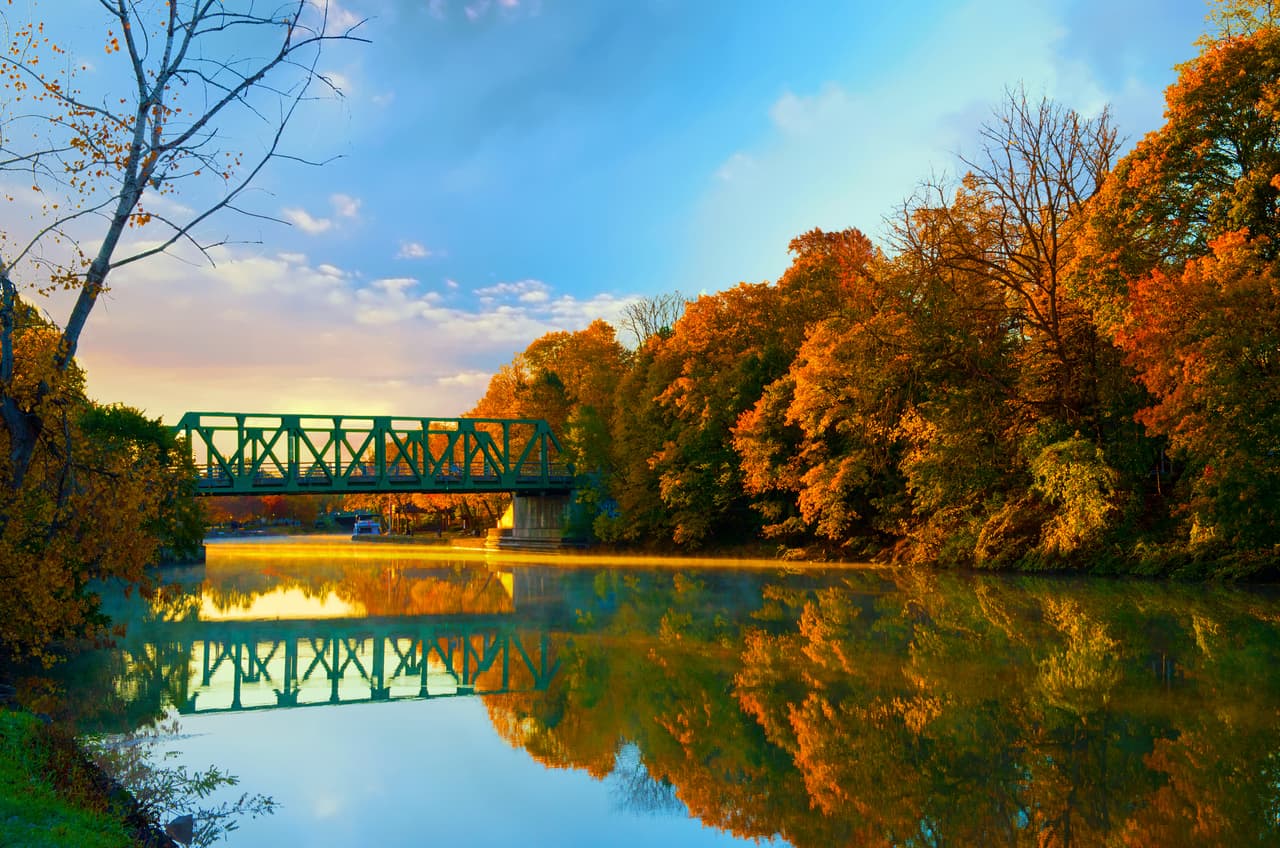 <b>Pittsford, Nueva York</b>
<br>
<br>
<i>Credit score</i> promedio de sus residentes: 780 puntos.
<br>
<br>Para conocer su puntaje crediticio puede registrarse en
<a href="https://credit.org/blog/what-is-a-good-credit-score-infographic/?gclid=CjwKCAjwqvyFBhB7EiwAER786YU6H70Ozey7mMVnC434zdLS3bG-eJBpBj0auPB6ayIce1qemq4atxoCSPwQAvD_BwE"><u>alguno de los servicios gratuitos de este recurso</u></a>. Algunos bancos ofrecen mantener al tanto del
<i>credit score</i> a sus clientes sin cobros extra.