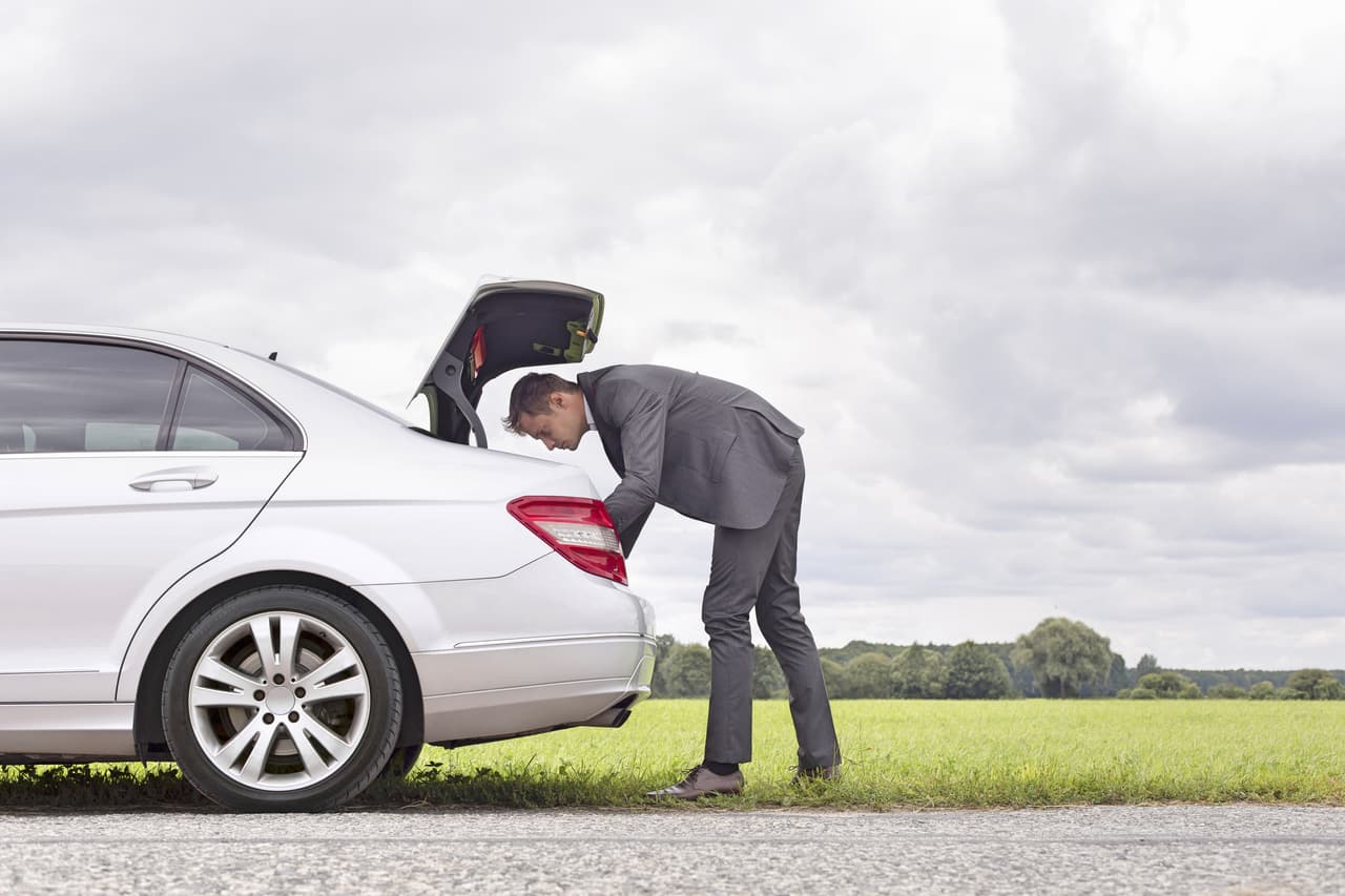 <h3 class="cms-h3-H3"><b>No descartes la cajuela:</b> </h3>
<br>Existe la ligera posibilidad de que la cajuela no esté cerrada, solo las puertas. Si está abierta podrás entrar por ahí a la cabina, bastará con que empujes el respaldo de la banca trasera hasta que baje y puedas deslizarte por ese espacio hasta abrir los seguros.