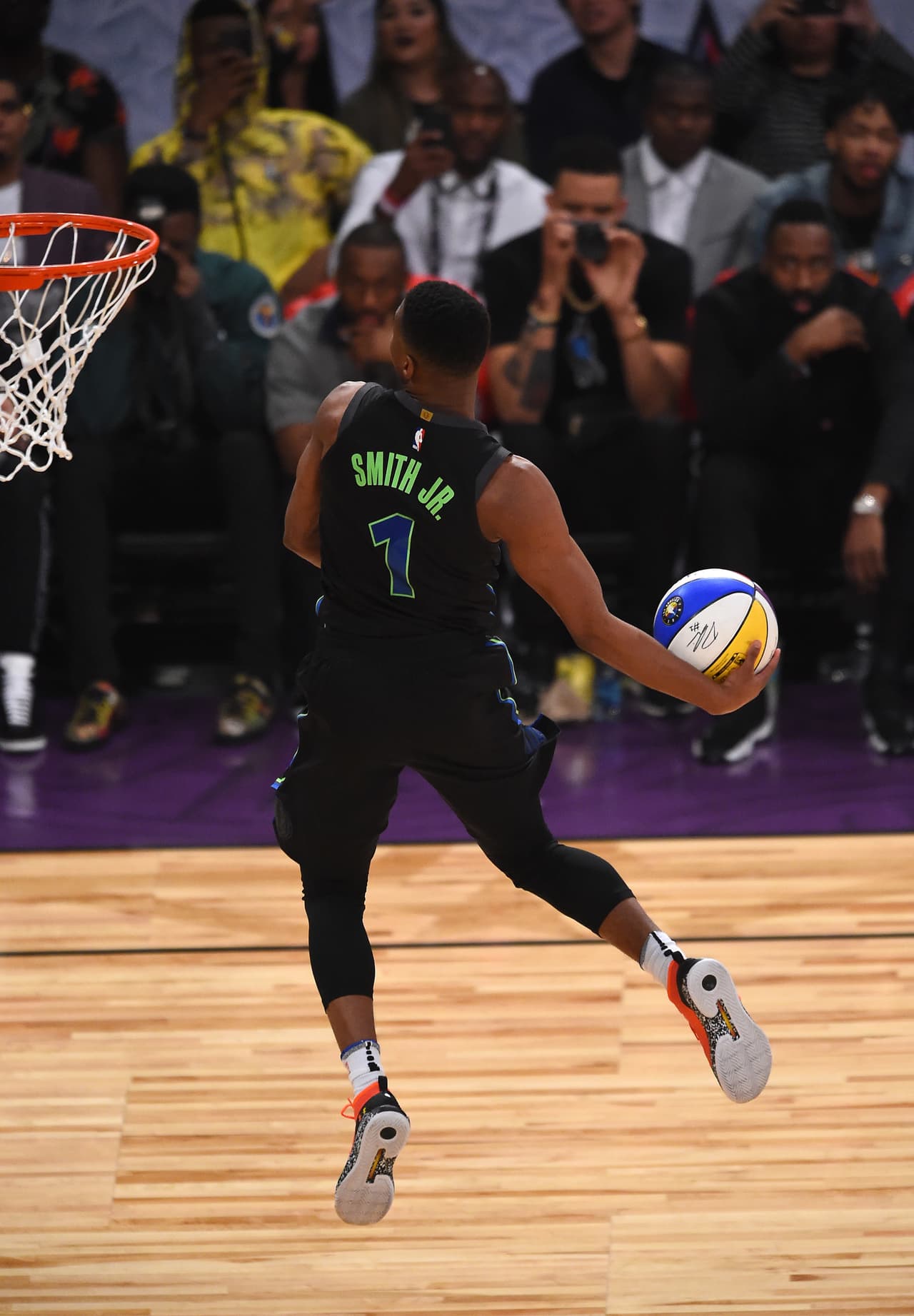 Donovan Mitchell, jugador del Utah Jazz, se convirtió en campeón del concurso de clavadas al vencer a Nance Jr. por 98-96. Te presentamos las mejores ejecuciones de la noche.