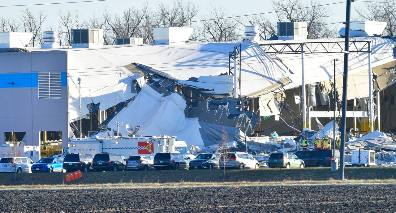 En Illinois, el centro de abastecimiento de Amazon, localizado en Edwardsville, fue impactado por un tornado F-3, con vientos máximos de 155 millas por hora.
