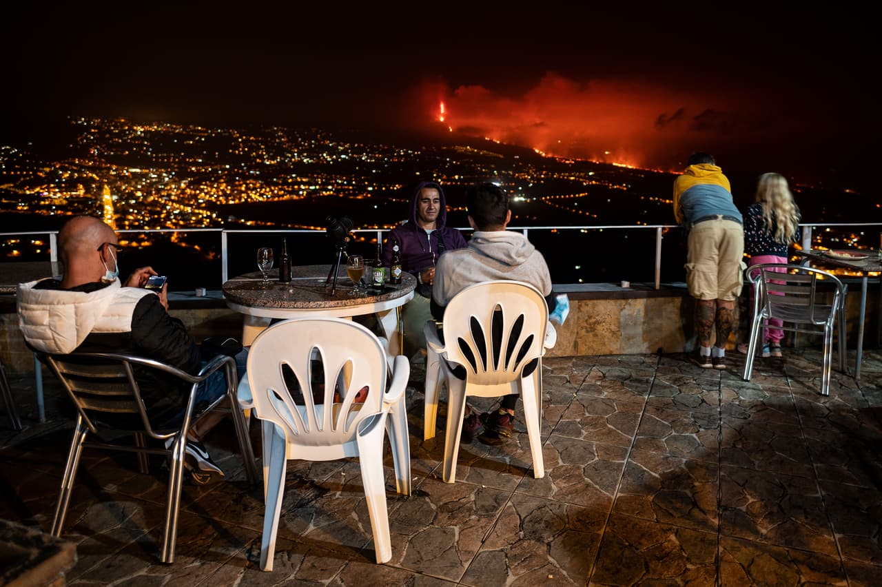 <b>Seis semanas de erupción volcánica en Canarias</b>
<br>
<br>Residentes de La Palma miran la erupción del volcán Cumbre Vieja el 7 de octubre. Los numerosos flujos de lava de la erupción destruyeron cientos de hectáreas y formaron penínsulas de roca volcánica que extendieron la superficie de la isla.
<br>
<br>La erupción de este volcán fue la primera en más de medio siglo y se mantuvo por más de seis semanas.
<br>
<br>
<i><a href="https://www.univision.com/noticias/mundo/erupcion-vocal-la-palma-canarias-imagenes-fotos"><u>Mira aquí las fotografías de la erupción volcánica en las Islas Canarias.</u></a></i>
<br>