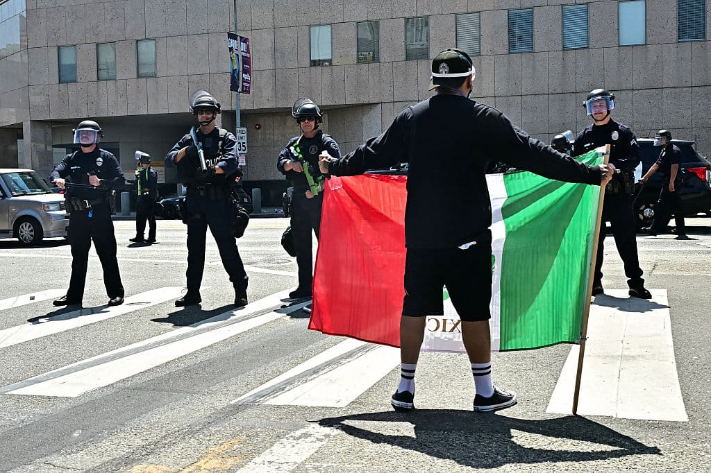 Los manifestantes expresan su repudio a los recientes operativos de ICE en Los Ángeles, mientras expresan su apoyo a los inmigrantes detenidos el pasado viernes. El gobierno de México, cuya bandera presume uno de los manifestantes, confirmó este domingo que al menos 35 de los arrestados son mexicanos.