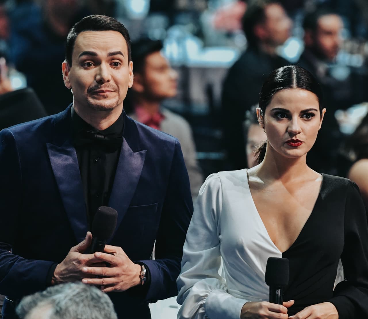 Aunque en la televisión siempre se les ve en su mejor momento, cuando están preparándose para leer el teleprompter no siempre se ven tan sonrientes. Estos son algunos de los simpáticos gestos que hicieron Víctor Manuelle y Maite Perroni.
