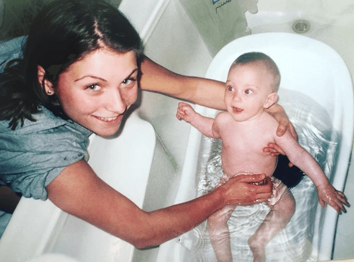 Plutarco Haza y Ludwika Paleta se casaron en 1997. Solo dos años después, cuando la actriz tenía 20 años, 
<b><a href="https://www.univision.com/famosos/ludwika-paleta-hijo-novia-actriz-cantante-quien-es-fotos" target="_blank">tuvieron a Nicolás, hoy de 21. </a></b>
<br>