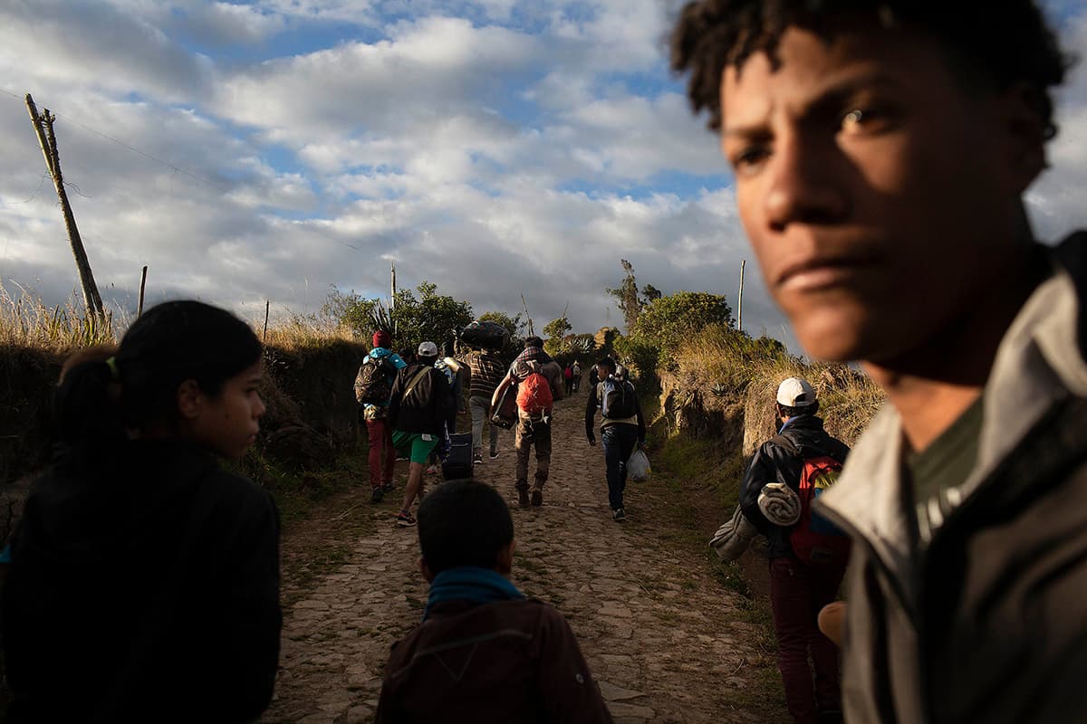 Si algo es constante en el camino son las pendientes que llevan a coronar las montañas andinas. Uno de los muchachos que emprendió la travesía dijo que prefería trepar todas esas montañas antes que volver a Venezuela.
<br>