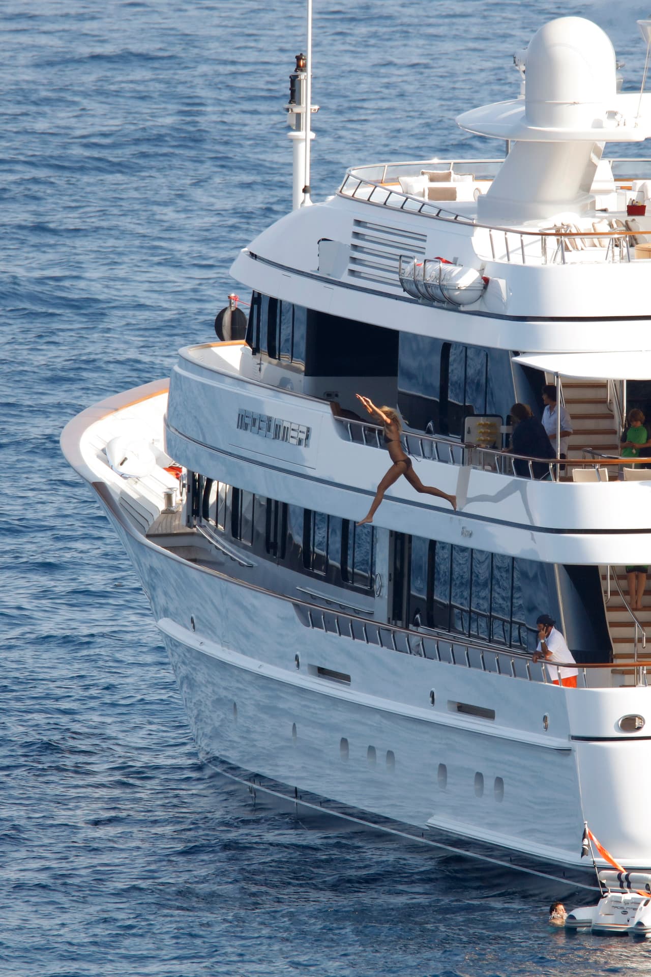 Así que brincó desde su yate.