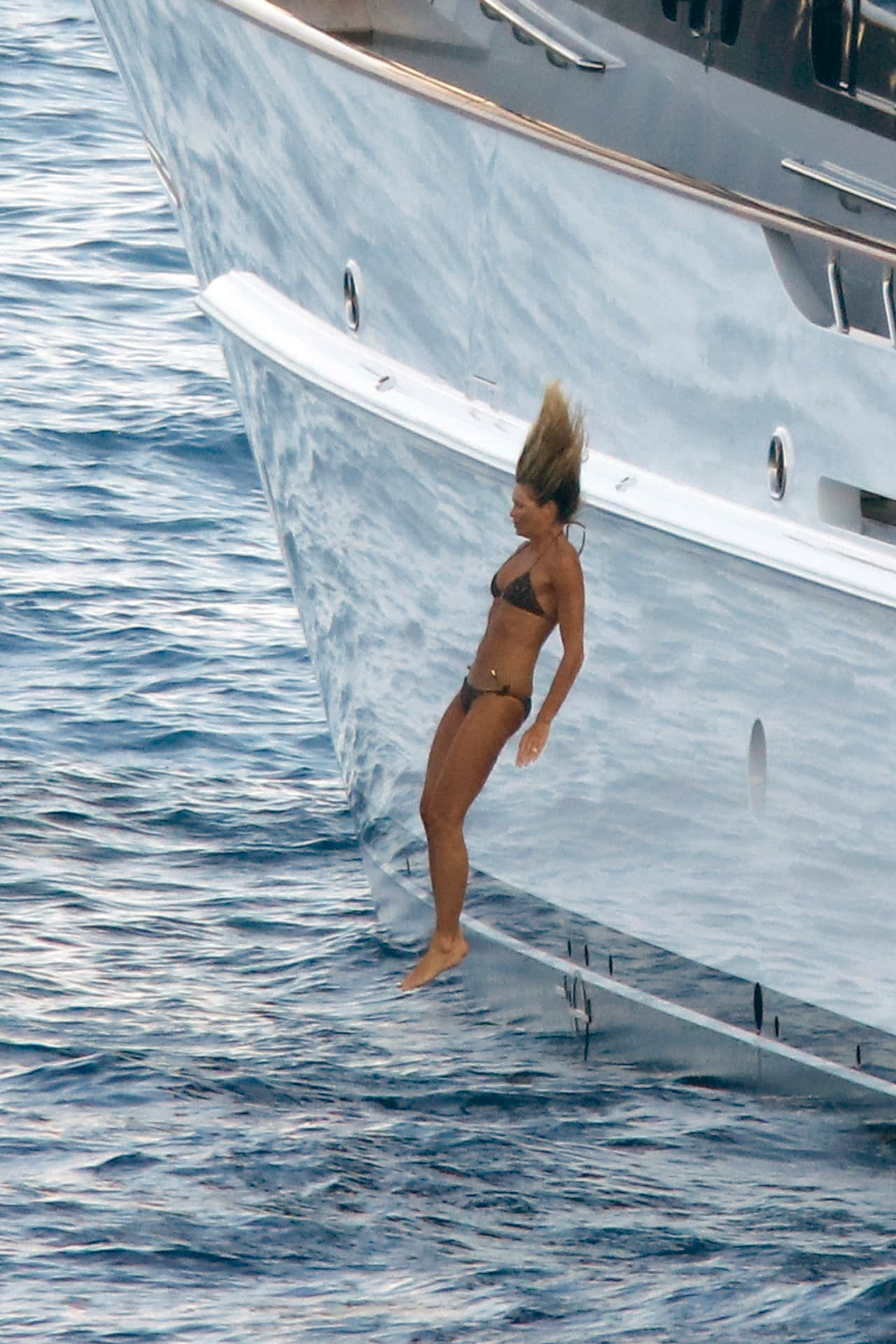 Peligrosamente cerca de su bote.