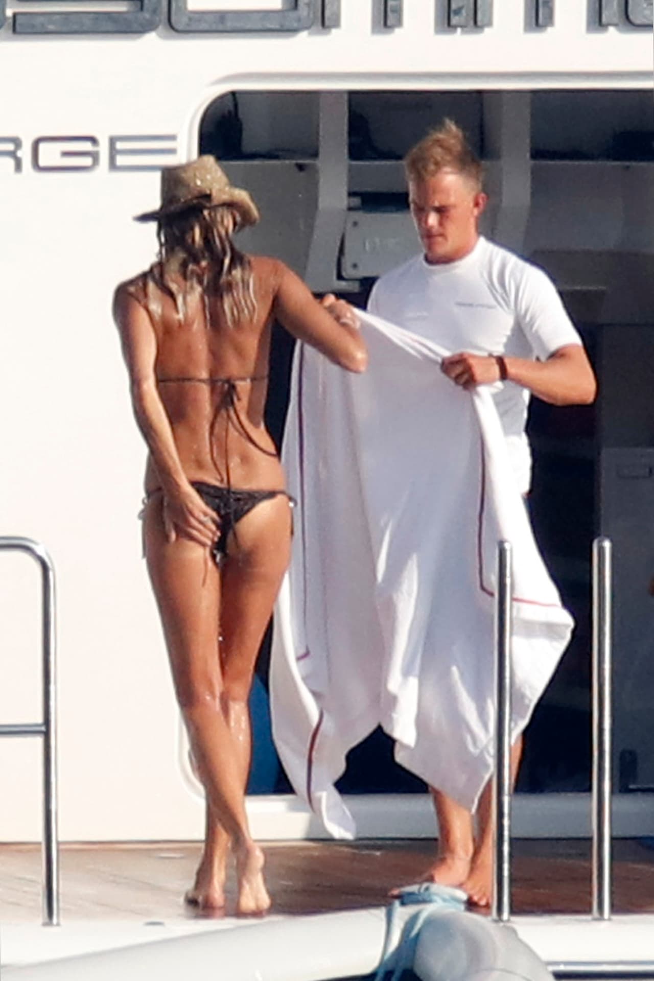 Después de un rato, regresó al yate.