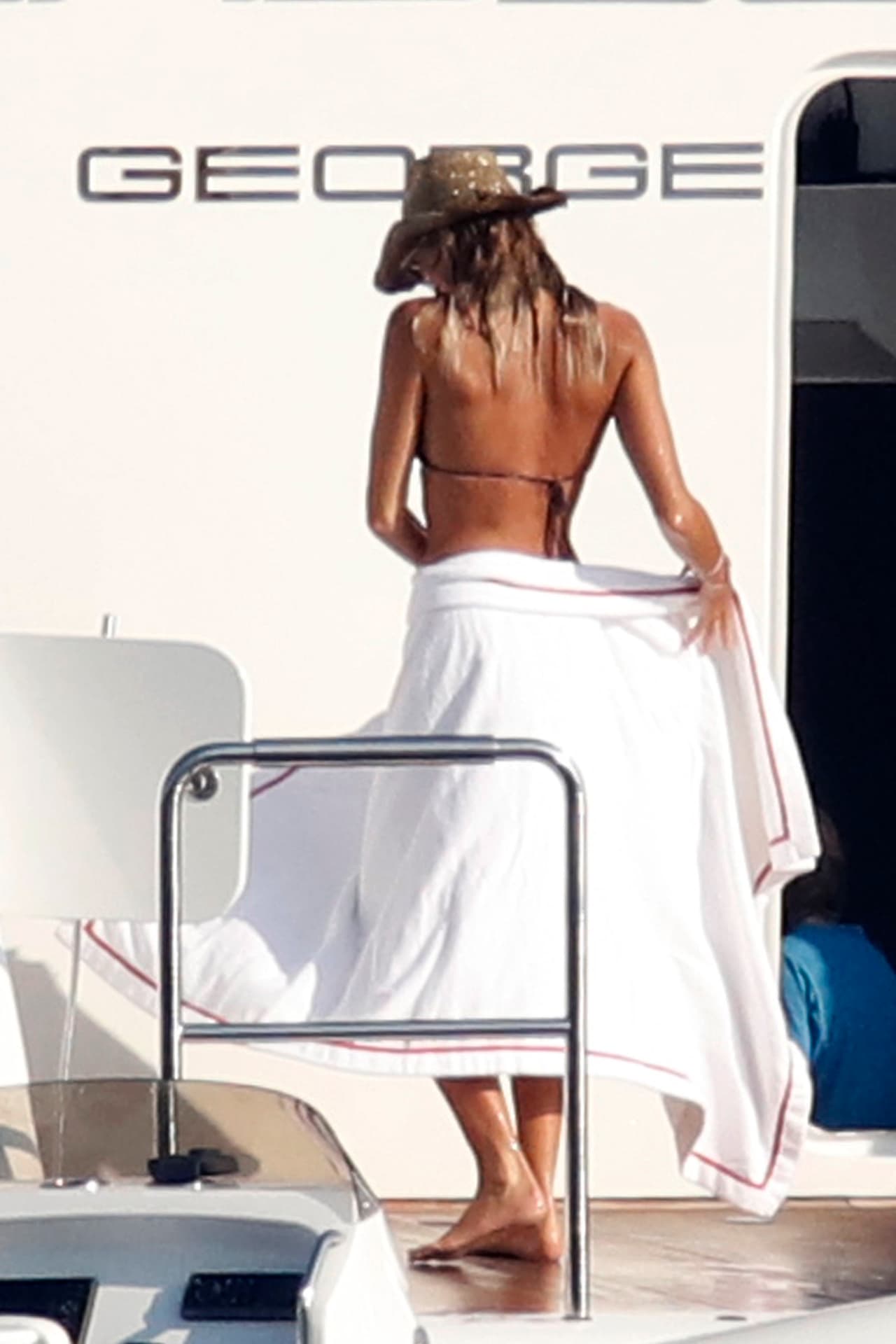 Macpherson luego se cubrió con su toalla.