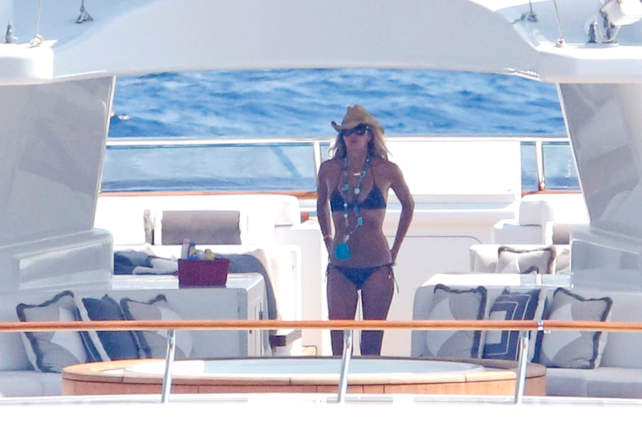 Elle Macpherson disfruta de unas ricas vacaciones a bordo de su yate.