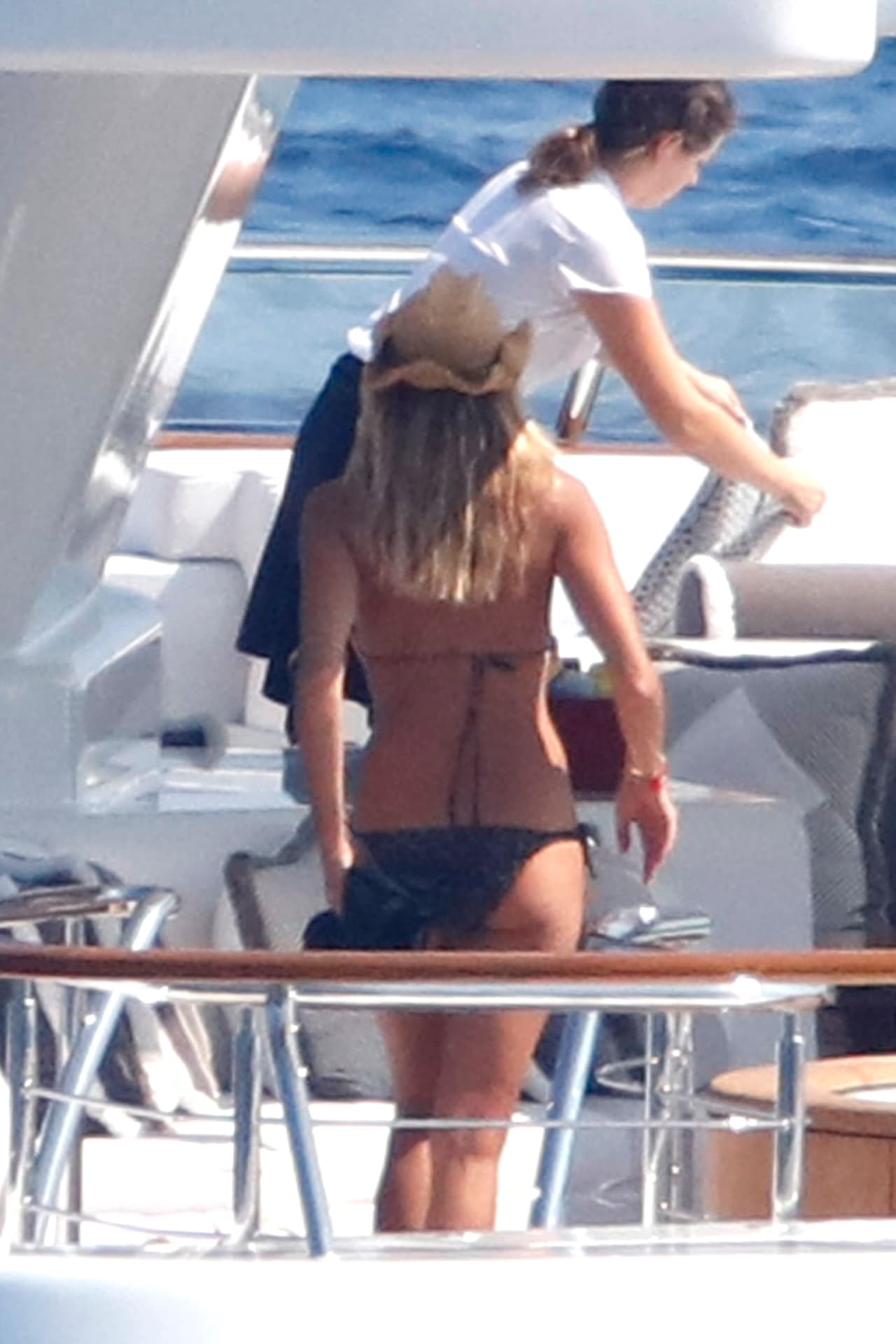 Elle Macpherson disfruta de unas ricas vacaciones a bordo de su yate.