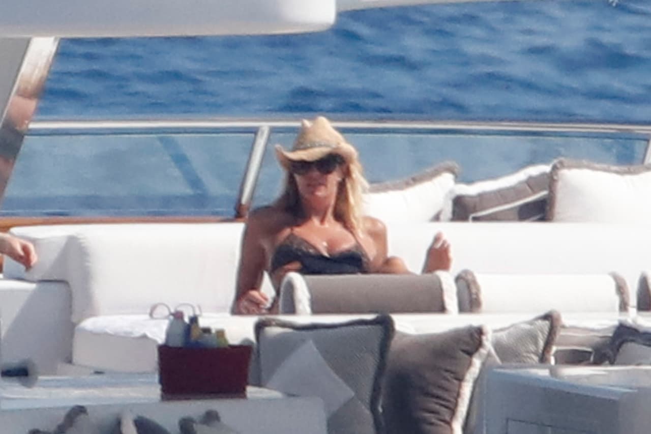 Elle Macpherson disfruta de unas ricas vacaciones a bordo de su yate.