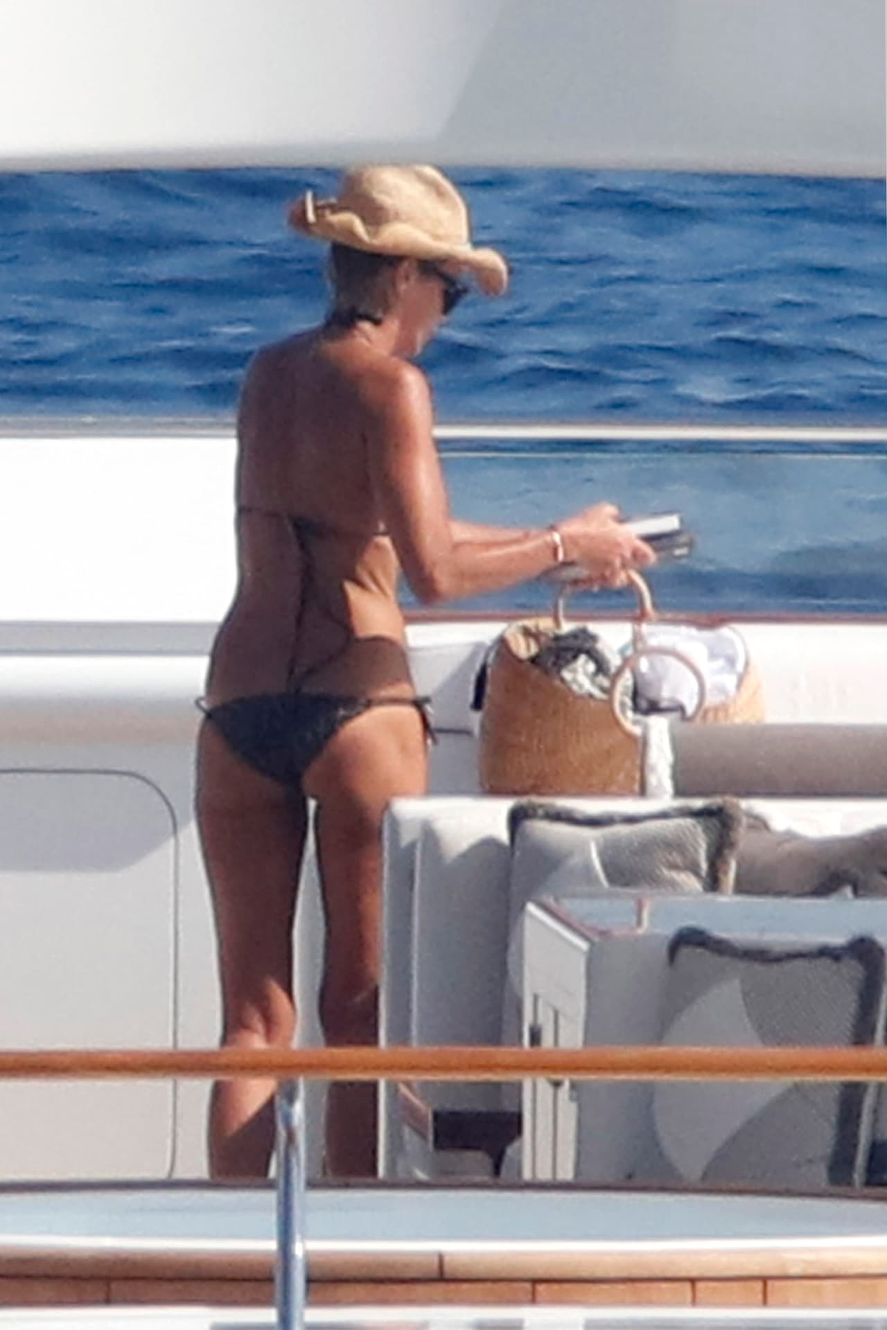 Elle Macpherson disfruta de unas ricas vacaciones a bordo de su yate.