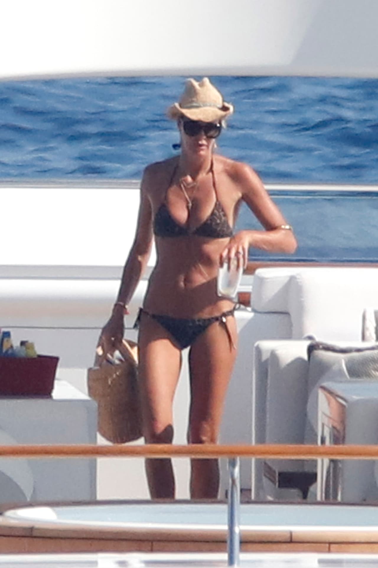 Elle Macpherson disfruta de unas ricas vacaciones a bordo de su yate.