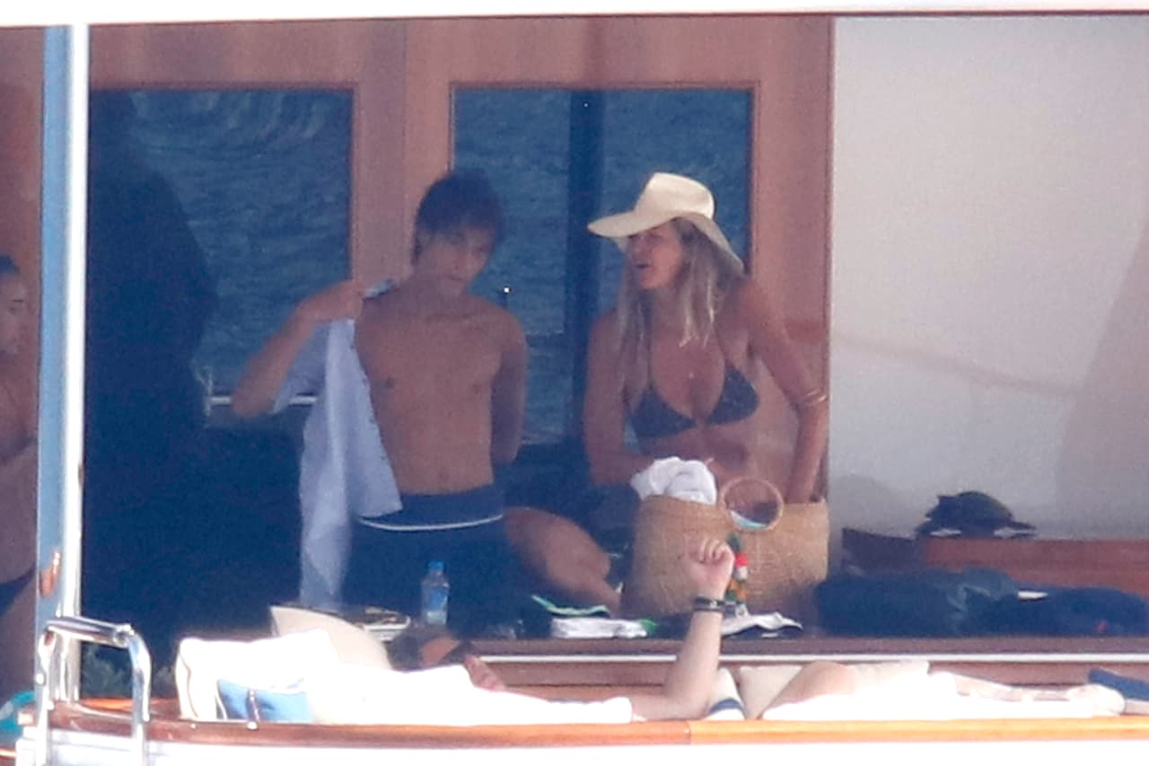 Elle Macpherson disfruta de unas ricas vacaciones a bordo de su yate.