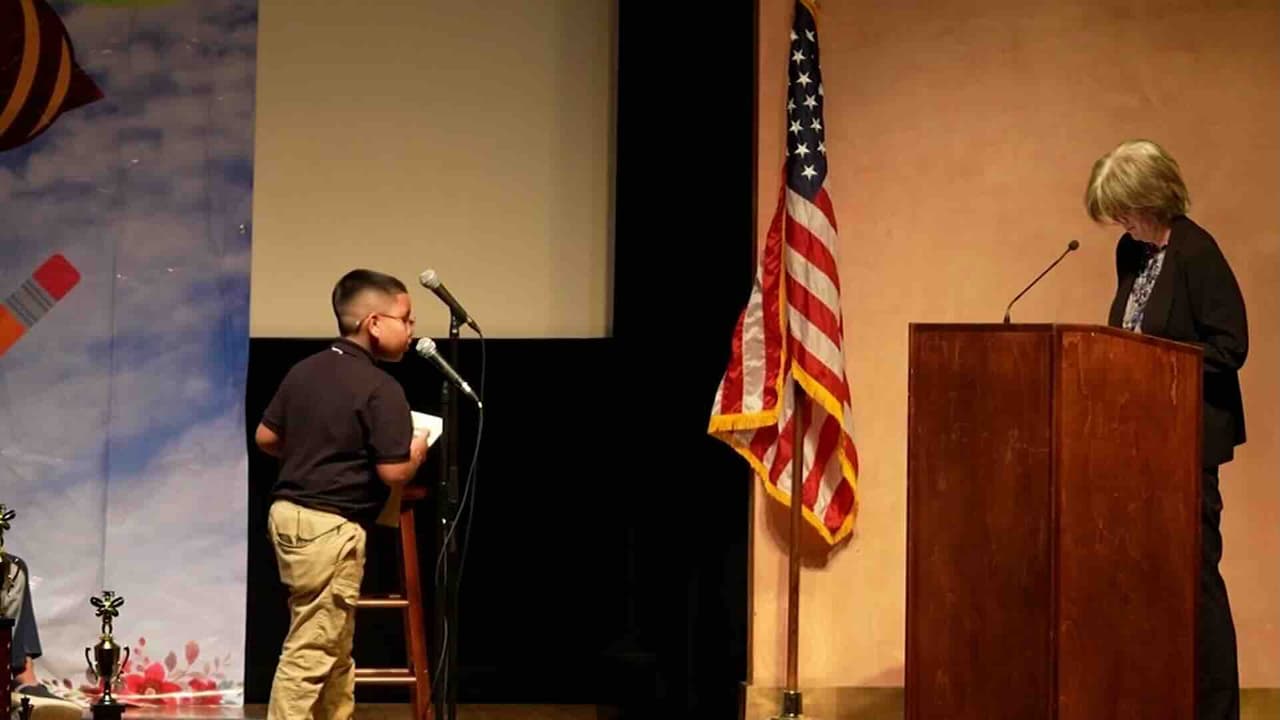 Niño migrante logra competir en concurso de deletreo tras detención