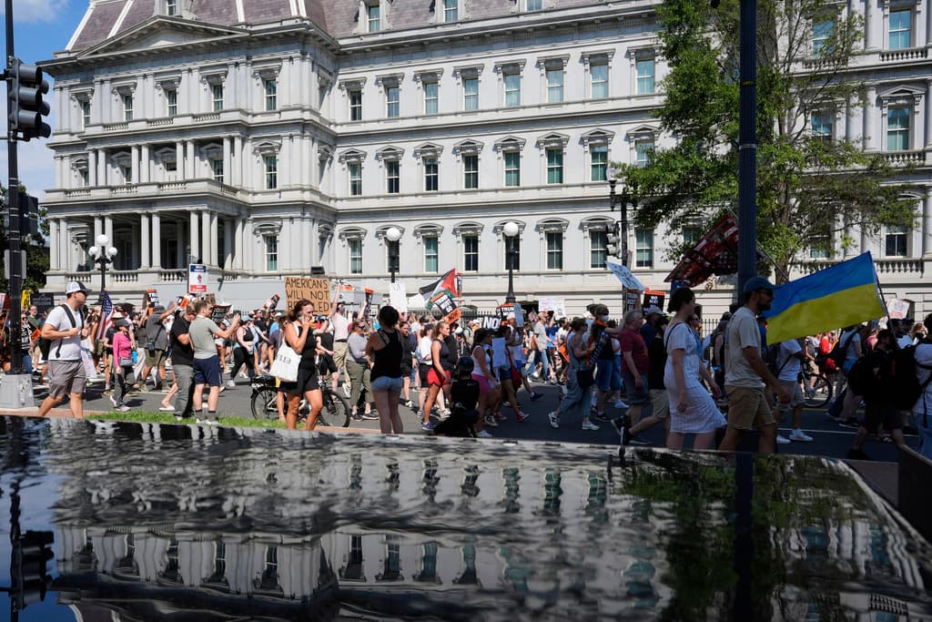 La fuerte presencia policial,
<b> incluyendo agentes federales patrullando 24 horas</b>, ha generado tensiones durante las protestas. Aunque mayormente pacíficas, incidentes en Union Station destacan confrontaciones, contextualizadas en un historial de 76 arrestos en un día previo, intensificando el debate sobre exceso de fuerza.
<br>