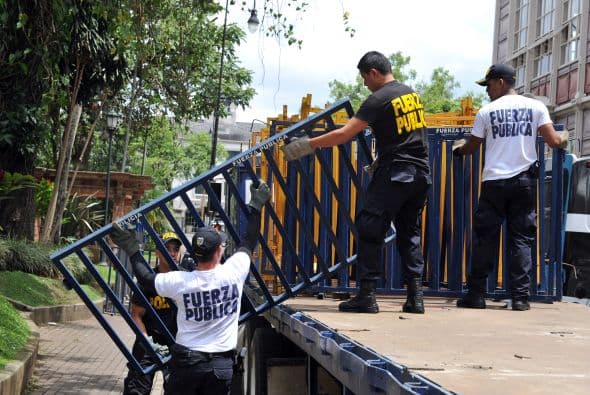 La llegada de Obama a San José estaba prevista para las 14:00 hora local (20:00 GMT), pero desde la madrugada del viernes la principal avenida de la capital costarricense se mantiene cerrada como medida de prevención, pues la limusina del mandatario estadounidense tomará esa vía en horas de la tarde.