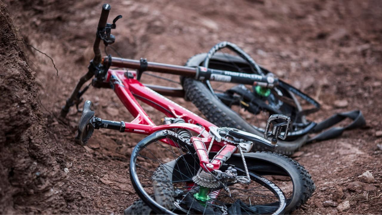 Ciclista se salta una luz roja y choca contra una ambulancia en Texas
