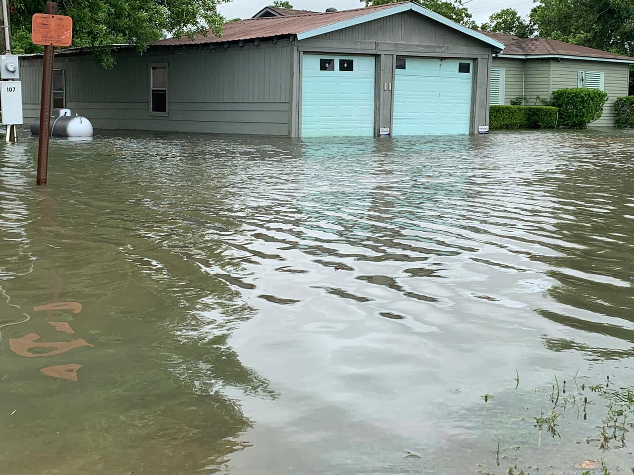 El nivel del agua alcanzó varias de las propiedades de quienes residen en Kendleton.