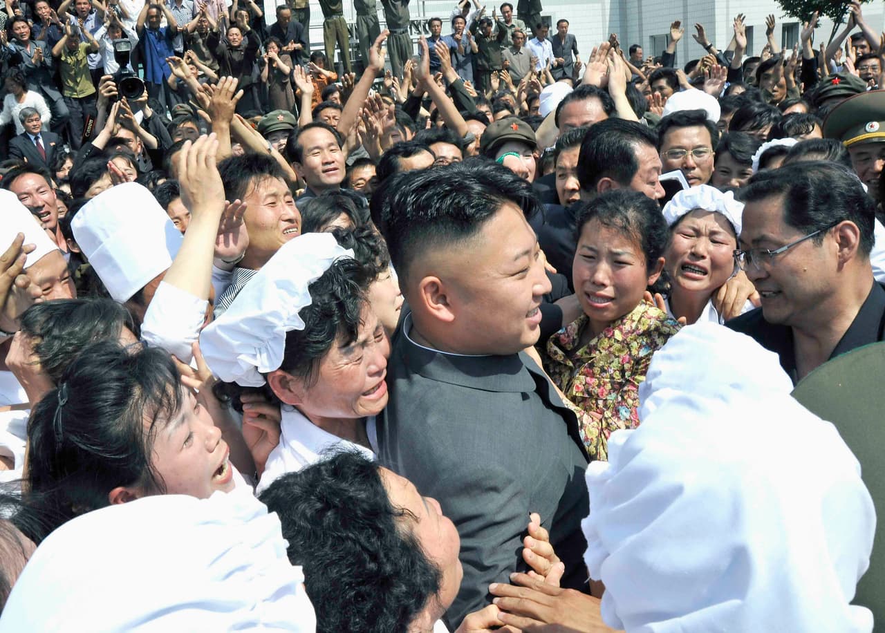 El líder norcoreano Kim Jong Un durante una visita a la ‘fábrica de alimentos esenciales de Pyongyang’. Foto sin fecha publicada por la Agencia Central de Noticias de Corea del Norte.
