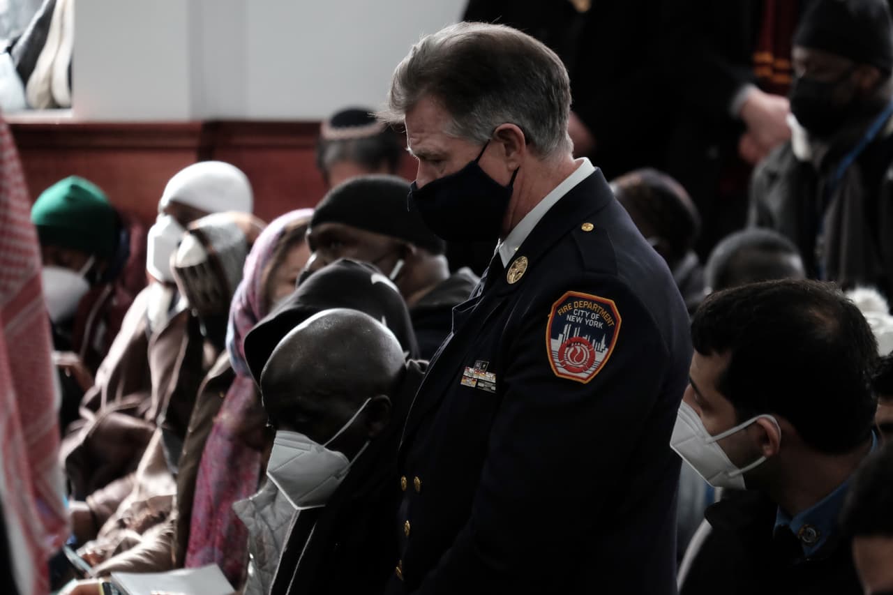 A la ceremonia funeraria también acudieron elementos del Departamento de Bomberos de Nueva York, quienes fueron los encargados de sofocar las llamas.