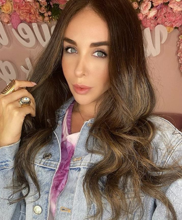 Gaby Ruiz afirmó que en los 20 días de relación sentimental que tuvo con él se dio cuenta del
<b><a href="https://www.univision.com/famosos/cuarto-testimonio-contra-eleazar-gomez-su-expareja-gaby-ruiz-lo-describe-como-explosivo-e-infiel-fotos" target="_blank"> carácter "explosivo" y "cambiante"</a></b> del actor. 
<br>