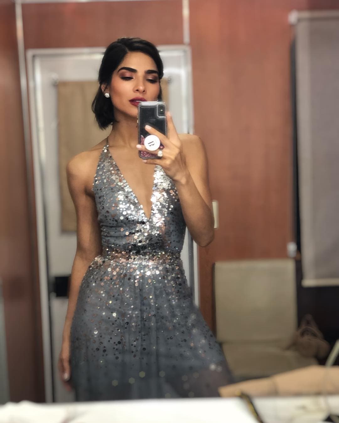 En la ficción, Vanessa Montes (Espinoza) fue presentada a Miguel (Rulli) por la rusa Karina (Delia Agalianu), quien era amiga de la actriz y deseaba ayudarla.