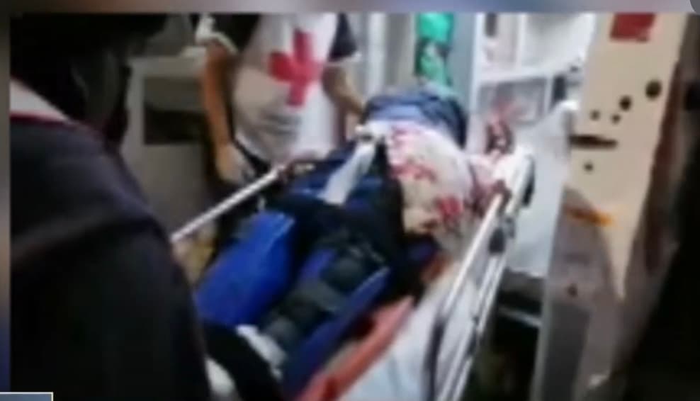 Ericka fue ingresada en un centro de salud local, luego de ser atendida por miembros de la 
<a href="https://www.univision.com/temas/cruz-roja">Cruz Roja</a>, entre los que estaban José María Martínez Hernández. 
<b>“Al llegar pudimos observar diversas fracturas expuestas en sus piernas y en su cadera”</b>, cuenta. 
<br>