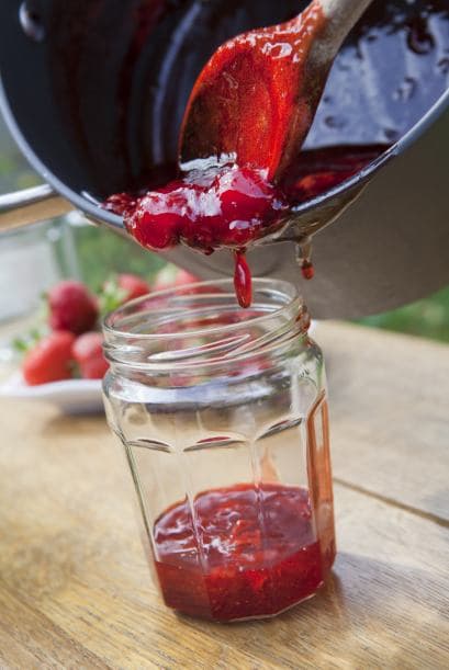 Deja que se cocine hasta reducir un tercio de su volumen.