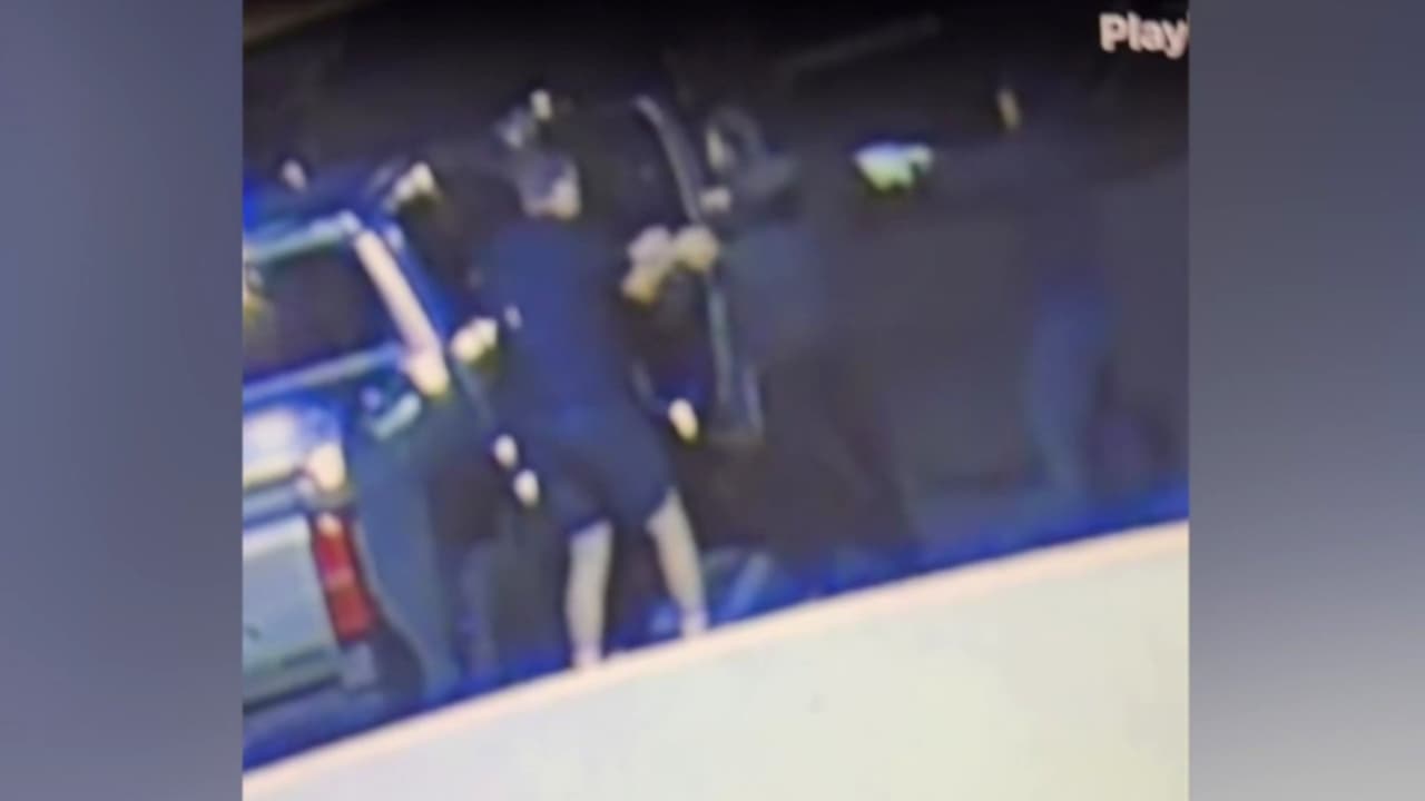 El momento en que asaltan al actor Keegan Allen en West Hollywood: lo golpearon varias veces