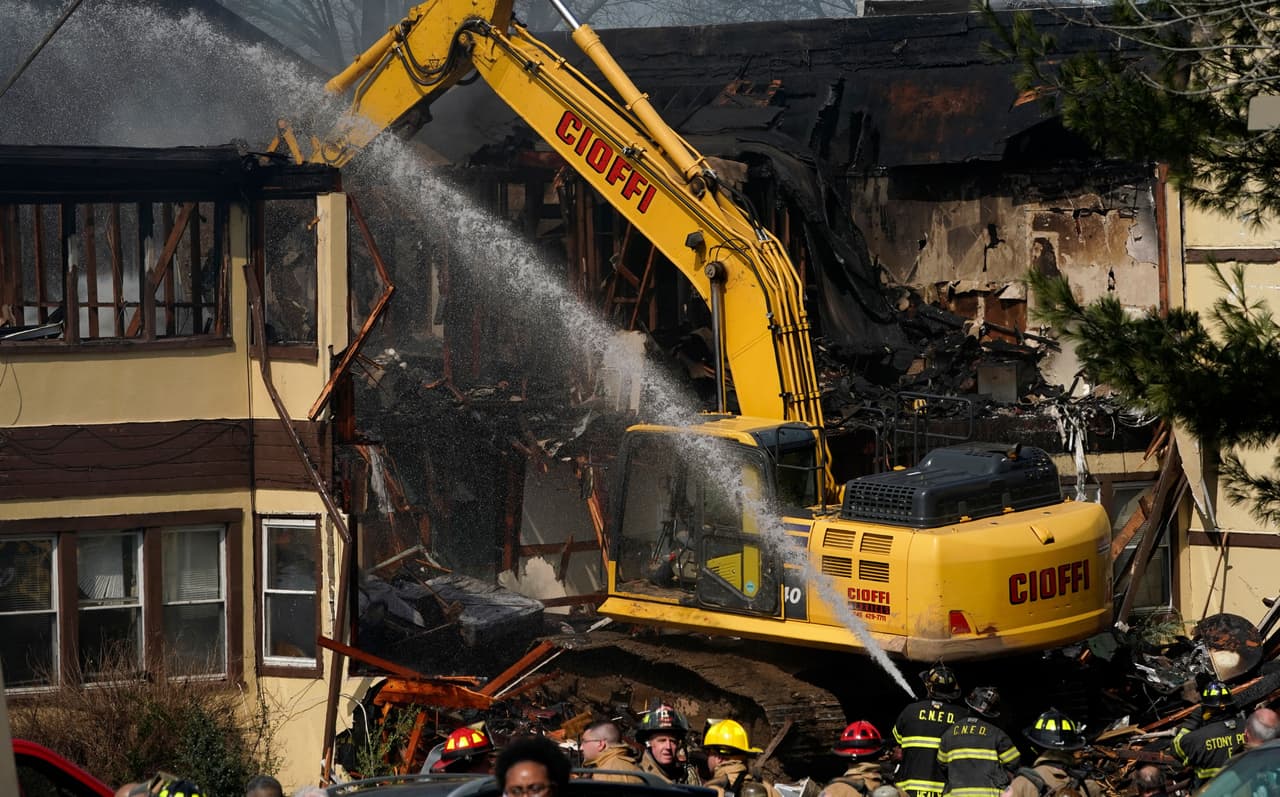 <h3 class="cms-H3-H3">7. Nueva York </h3>
<br>
<b>(Grandes desastres desde 1953: 101)</b>
<br>
<br>La variedad de su clima y suelo geográfico provoca que el estado se vea amenazado por una diversidad importante de amenazas naturales como inundaciones, fuertes vientos, tornados, incendios, huracanes, tormentas invernales 
<b>e incluso un terremoto que en 2002 destruyó carreteras. </b>
<br>
<br>En la memoria ha quedado el huracán Sandy de 2012, la peor tormenta que azotó el área de la ciudad de Nueva York en los tiempos modernos y que provocó el cierre de la bolsa de valores, inundaciones en el metro, 
<b>más de 8 millones de personas sin electricidad y más de 50 mil millones de dólares en daños. </b>