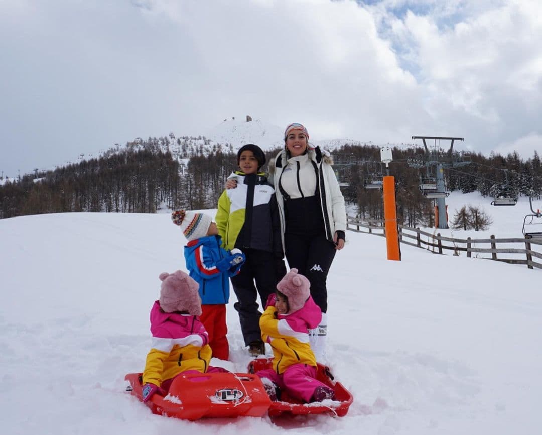 Hace un par de días, Georgina Rodríguez compartió imágenes donde se muestran felices en la nieve.