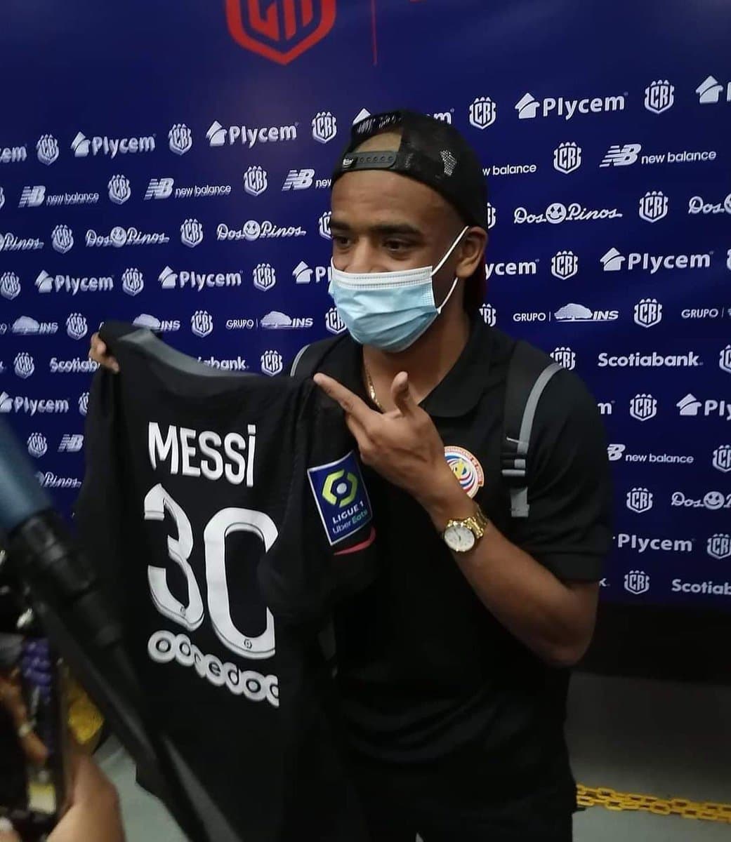 ¿Por qué Jewison presumió una playera del PSG firmada por Messi?