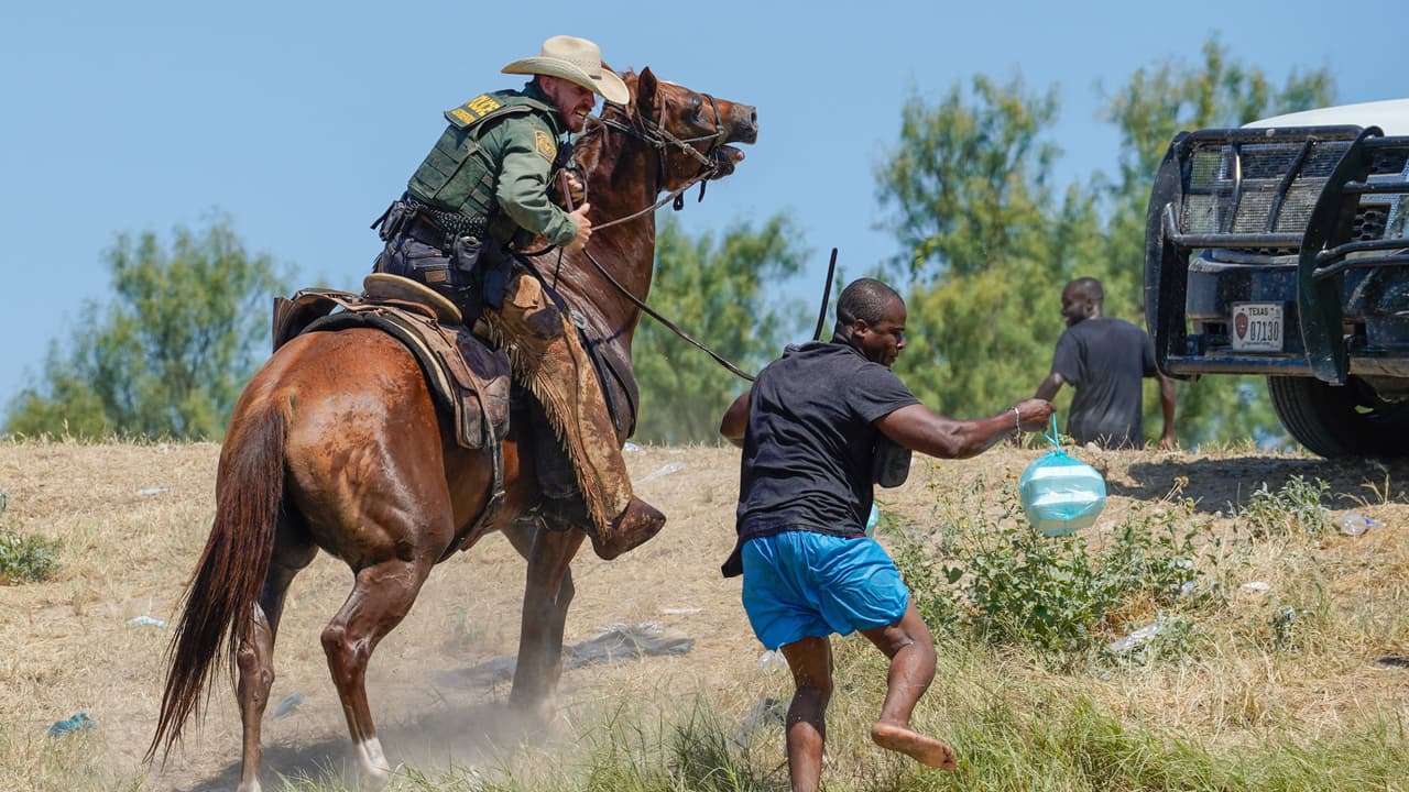 Abbott promete contratar a agentes fronterizos criticados por su trato a haitianos si Biden los despide
