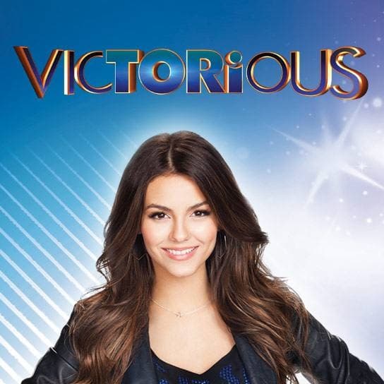 Fue en el 2010 cuando Nickelodeon 
<b><a href="https://www.univision.com/entretenimiento/cultura-pop/el-elenco-de-victorious-se-reunio-en-un-concierto-de-ariana-grande-y-nos-llenamos-de-nostalgia">estrenó 'Victorious'</a></b>, una serie para adolescentes que cuenta la historia de Tori Vega, quien llega por casualidad a la Hollywood Arts High School y descubre su pasión por la música.
<br>
<br>El drama es protagonizado por la actriz Victoria Justice, quien logró conquistar al público durante 4 temporadas, llegando a su fin en 2013.