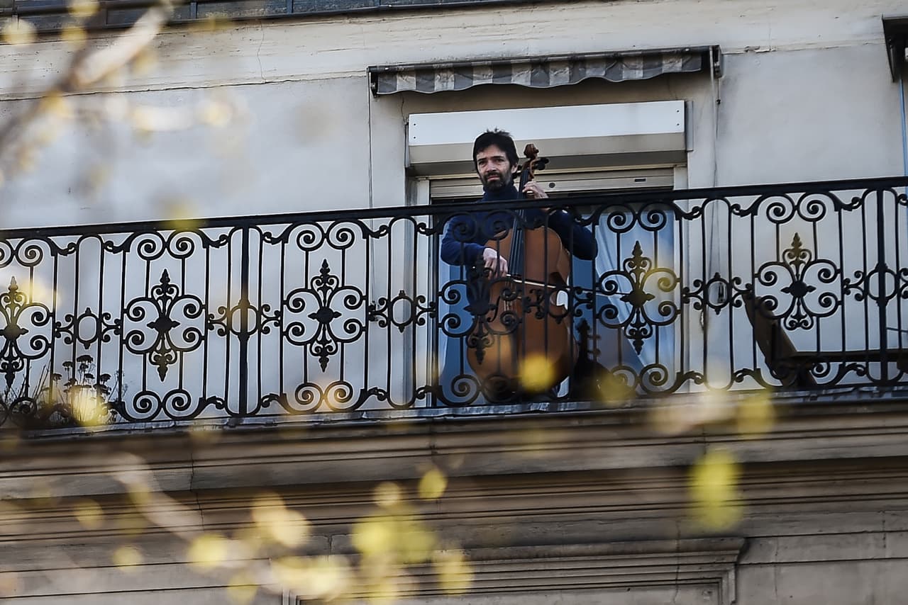 El violonchelista francés Camilo Peralta tocando para los vecinos desde su balcón en París, en el corazón del bohemio barrio latino. Él es violonchelista de la Orquesta Nacional Ile-de-France, y toca Bach al mediodía, para el placer de los vecinos.