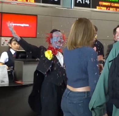 ¡Sorpresa! En cuanto la vio, le aventó el confeti en toda la cara...