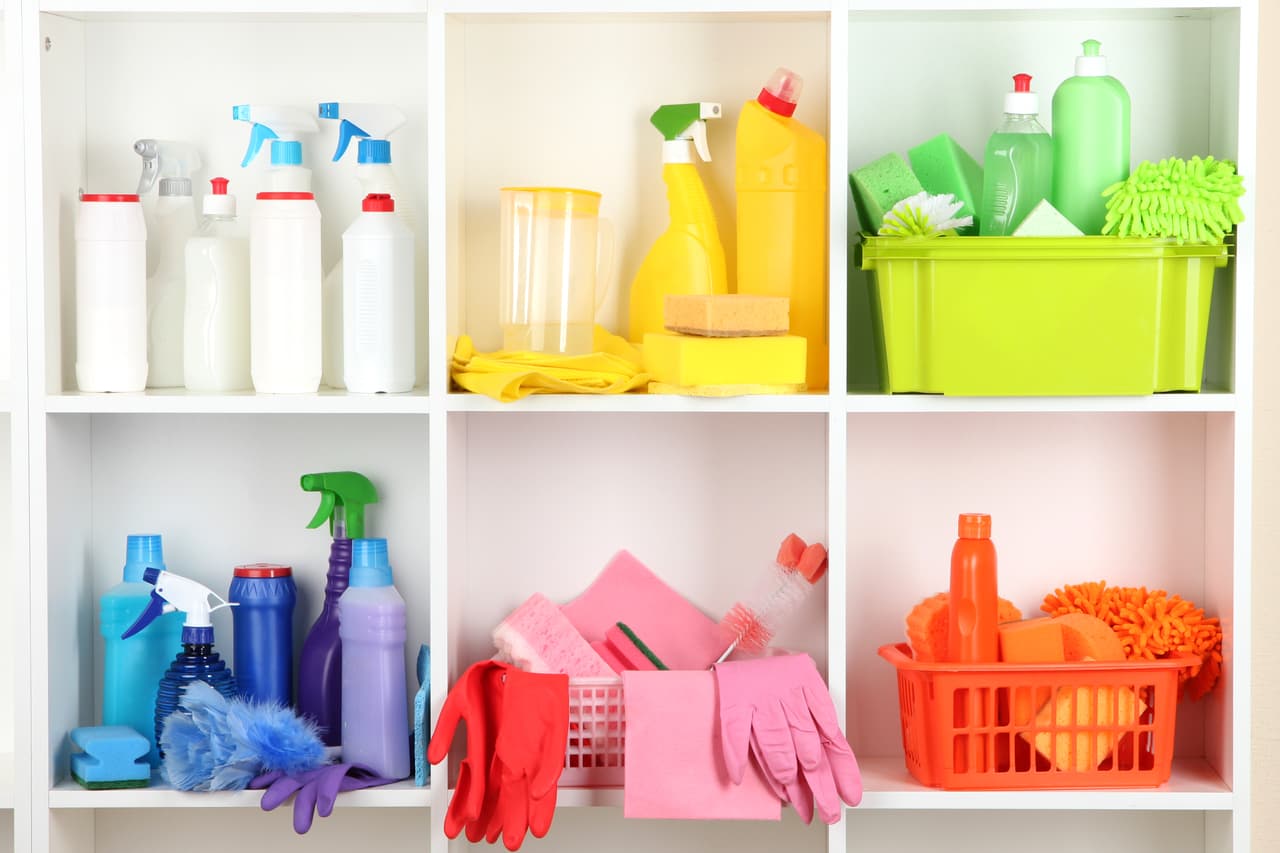 Procura mantener todos tus productos ordenados y en un lugar en específico, de esta manera te facilitará organizar las tareas de limpieza, además de que estarás al pendiente de cuándo se terminarán y deberás comprarlos de nuevo.