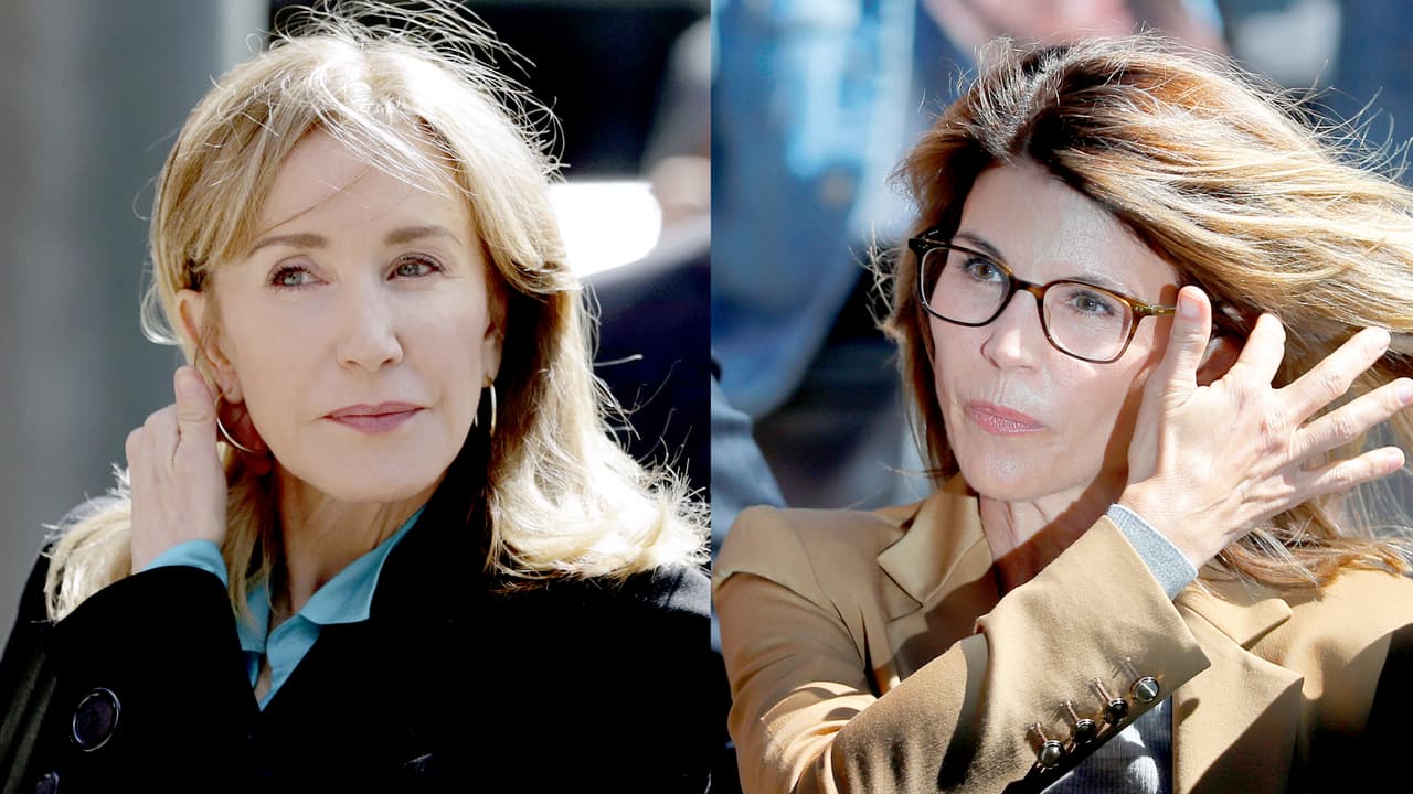 Lori Loughlin, conocida por su papel de la ‘tía Becky’ en la serie televisiva Full House (o Tres por Tres, como se llamó en español) y Felicity Huffman, de Desperate Housewives (Mujeres Desesperadas), a su llegada a una corte federal en Boston, Massachusetts. Junto a decenas de padres y madres están relacionadas con un escándalo de sobornos para conseguir el ingreso de sus hijos a universidades.