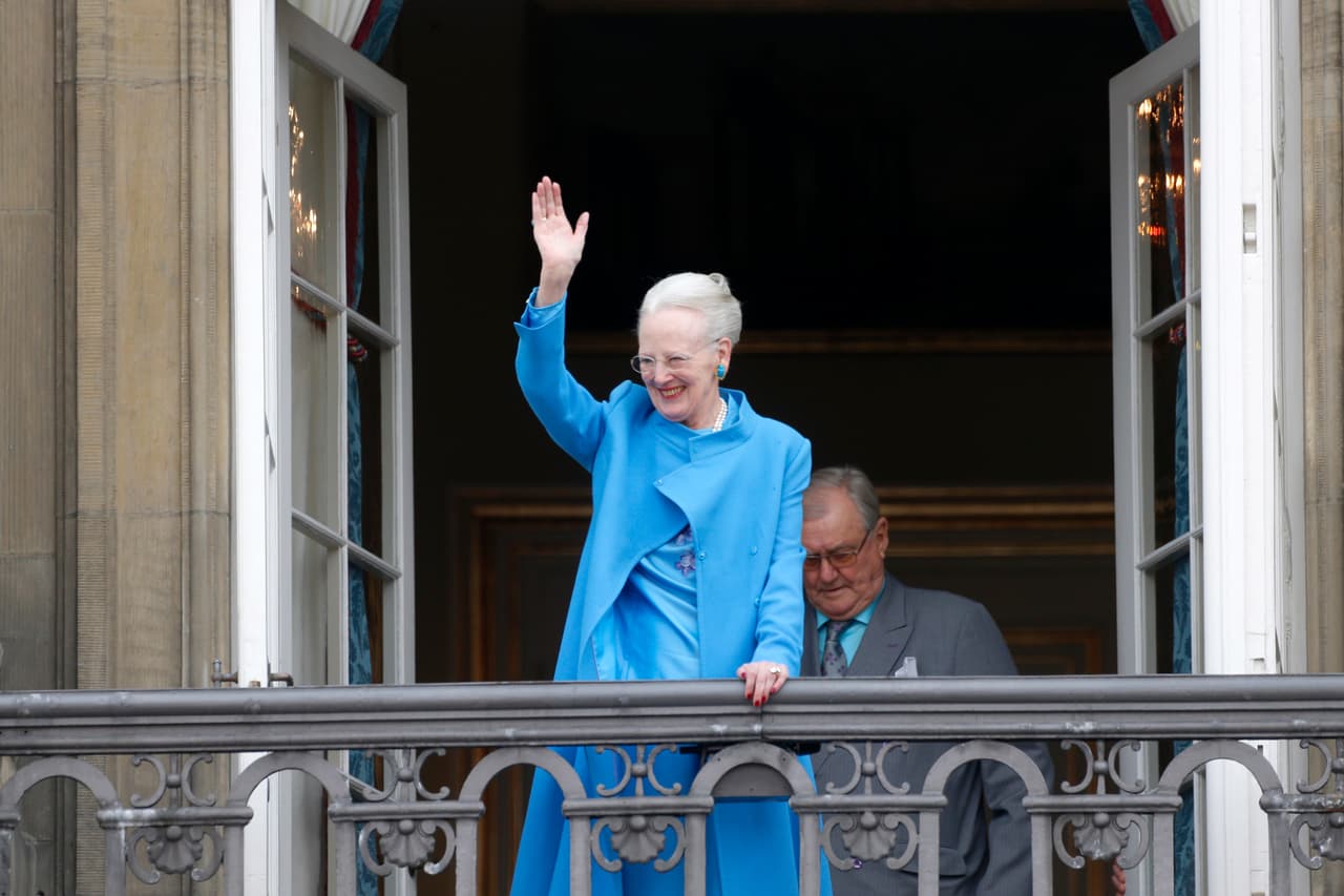 <b>Margarita II de Dinamarca. </b>Margrethe Alexandrine Þorhildur Ingrid, de 79 años de edad, es la reina de Dinamarca desde el 14 de enero de 1972, cuando sucedió en el trono a su padre, Federico IX. Su nombramiento fue posible gracias a una reforma en la ley de sucesión realizada en 1953, en la que se garantiza a las mujeres la posibilidad de heredar el trono danés. Con estudios de Arqueología y Ciencias políticas, por protocolo no toma parte en temas políticos, pero cumple funciones de cabeza de estado al recibir a mandatarios y personalidades internacionales. Es apasionada de las artes y sus obras han sido expuestas dentro y fuera de su país.