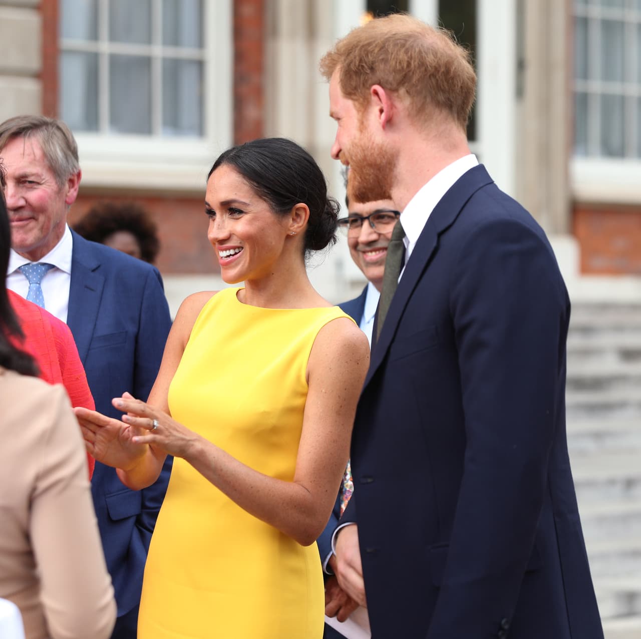 No solo utilizó un color que algunos medios señalaron que era 
<b><a href="https://www.cosmopolitan.com/entertainment/a22062695/meghan-markle-yellow-dress/">casi tan estridente</a></b> como el gentío que aglomeró a ver la pareja real, sino que Meghan Markle volvió a
<a href="https://www.univision.com/entretenimiento/leccion-aprendida-meghan-markle-se-tapa-los-hombros-para-su-evento-oficial-al-lado-de-la-reina-isabel-ii"> <b>mostrar sus hombros</b></a> en un evento oficial.