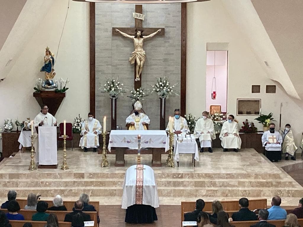 Una misa de cuerpo presente en honor al padre Esteban Jasso se realizó este martes al mediodía en la Iglesia Católica de Todos los Santos, en Fort Worth.
<br>
<br>