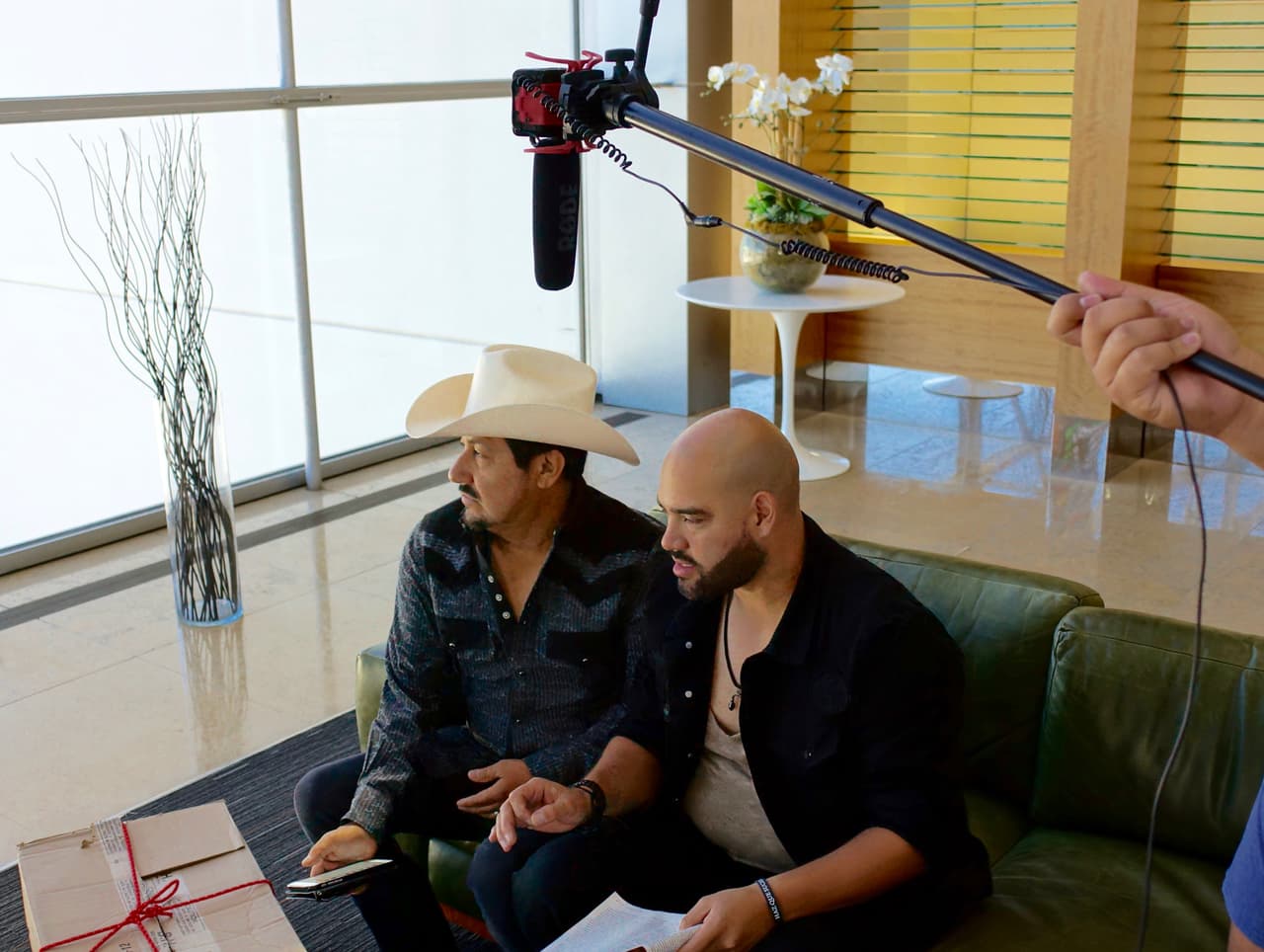 Detrás de cámaras con 'El Bueno, La Mala y El Feo'.