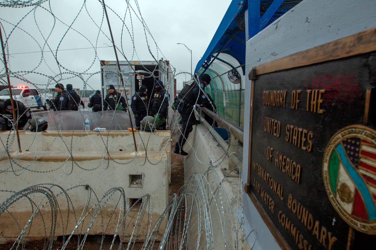 Las orillas del río fronterizo y los puentes entre Piedras Negras y Eagle Pass están fuertemente custodiados por agentes de la Patrulla fronteriza de EEUU.
<a href="https://www.univision.com/noticias/inmigracion/mexico-retiene-a-un-grupo-de-1-600-migrantes-que-iban-a-eeuu-en-una-fabrica-cerca-de-texas">Los autoridades confirmaron a Univision Noticias que están trabajando de manera coordinada con México para impedir que los migrantes crucen de manera ilegal.</a>