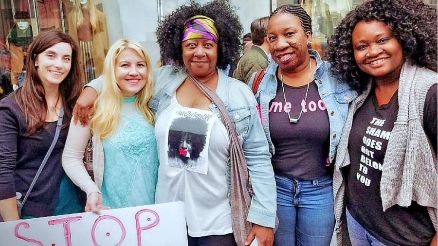 La actriz Christy Lee Hughes con organizadoras de la marcha.
