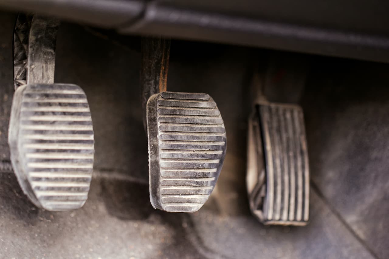 <h3 class="cms-h3-H3"><b>Desgaste del pedal de embrague</b></h3>
<br>Esta falla es provocada por el mal hábito de mantener pisado el pedal de embrague aun cuando el auto está detenido en un semáforo. Recuerda que lo único que provocas es que sus partes internas rocen y con ello un desgaste innecesario que te obligará a sustituir el embrague por completo.