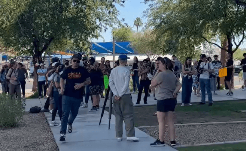 Protestan por arrestos de ICE afuera de la corte de inmigración de Phoenix