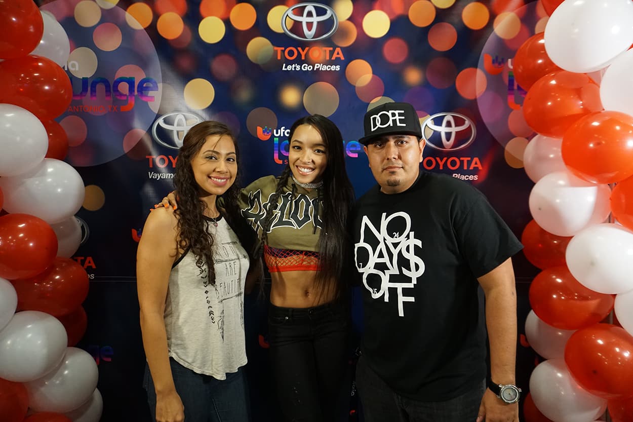 Tinashe stops by the Uforia Lounge for a quick acoustic session and a meet and greet.